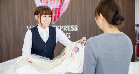 商品のお渡しをする写真